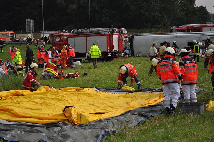 Schwerer Unfall mit Reisebus Lohmar Donrather Dreieck P077.JPG